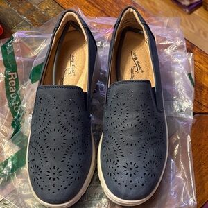 Easy Spirit Women's Navy Perforated Flats